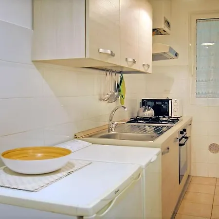 Near Colosseum By Varental 2br + 1sb * Rom