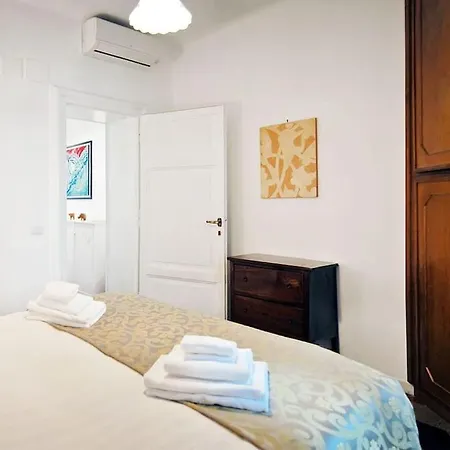 Near Colosseum By Varental 2br + 1sb Lejlighed