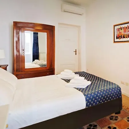 Near Colosseum By Varental 2br + 1sb